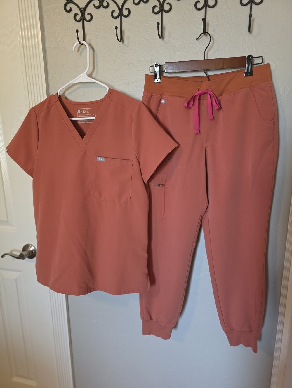 FIGS Women's Terracotta 1 Pocket Scrub Top (S) & Joggers (S/Petite)